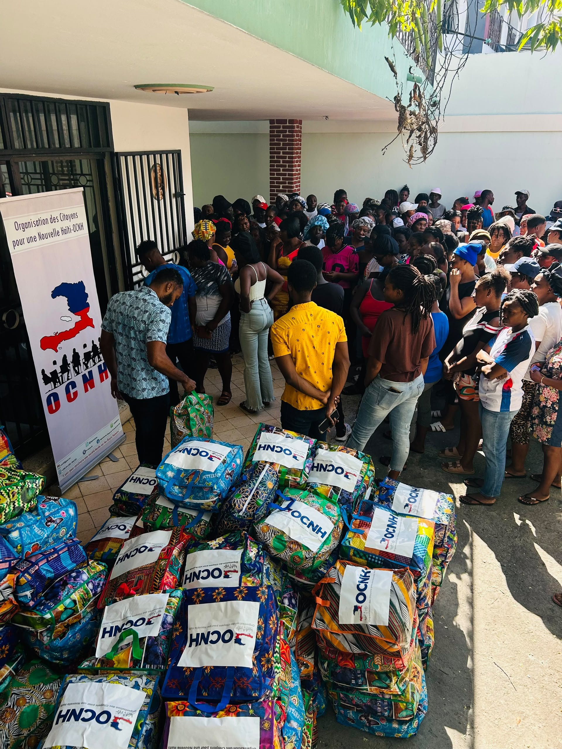 OCNH-HAÏTI distribue 200 kits de dignité aux femmes et filles déplacées